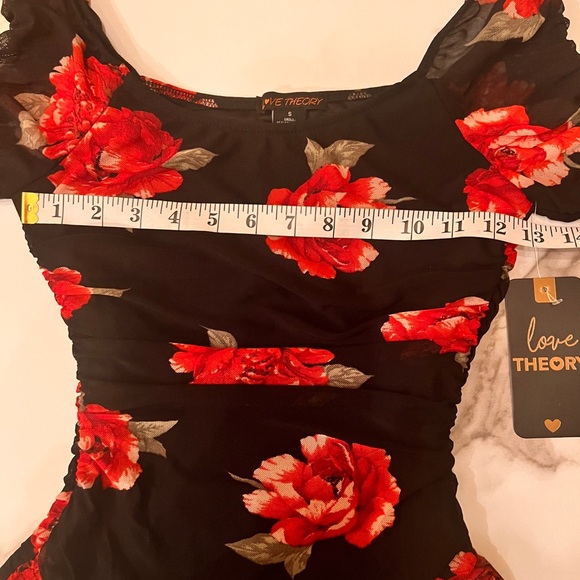 Love Theory rouse Black and Red Rose Stretchy Top. Size S NWT - Picture 7 of 7